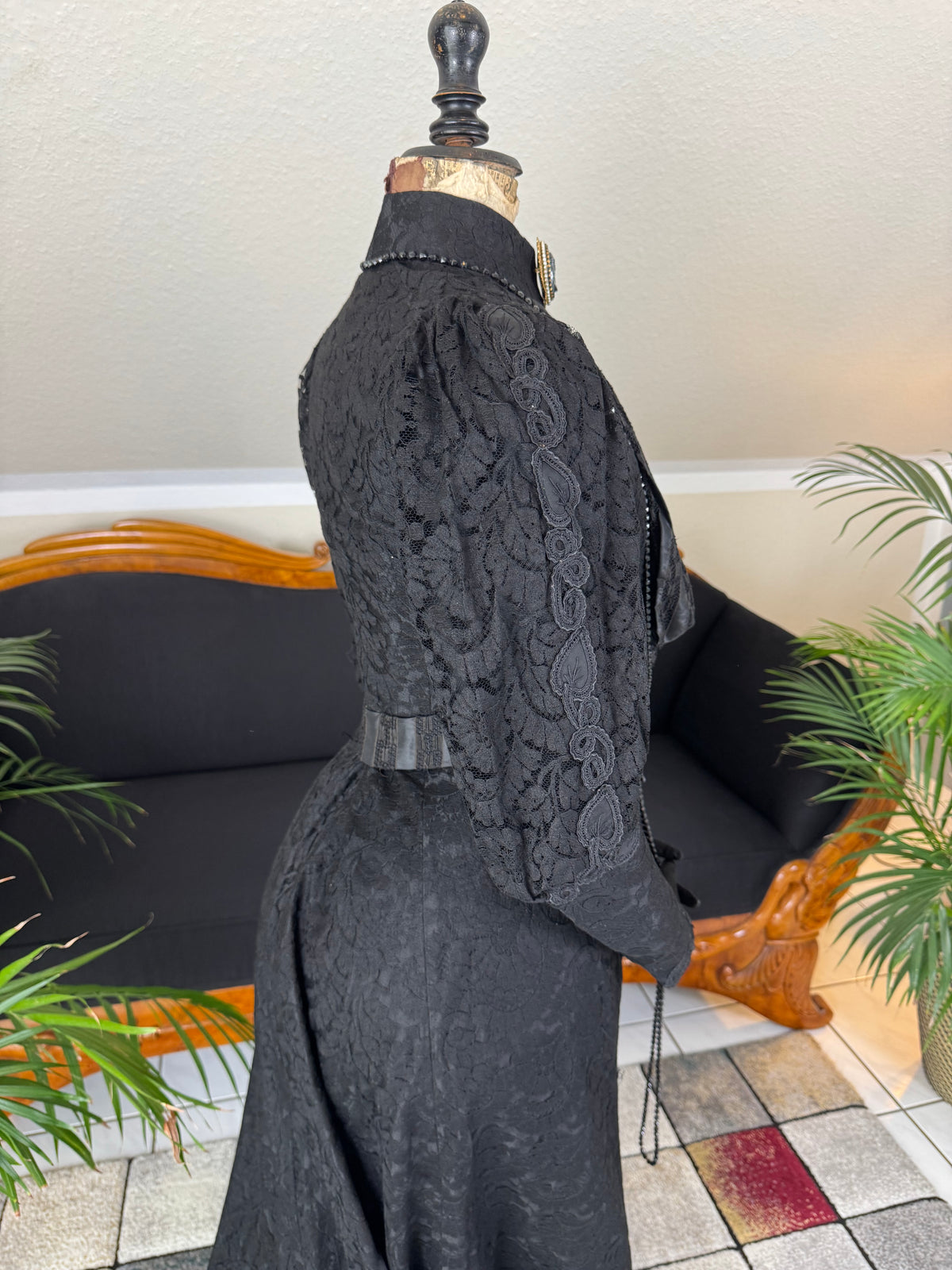 Edwardian black lace day dress, early 20th‑century fashion