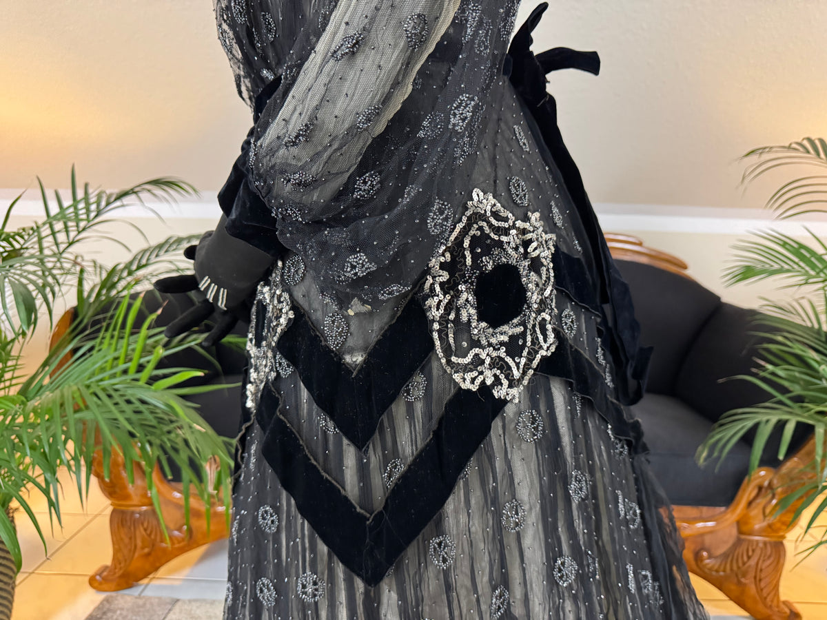 MARC WALTER Außergewöhnliches Abendkleid ca. 1904 – Pariser Couture-Meisterwerk aus Spitze, Tüll und Samt