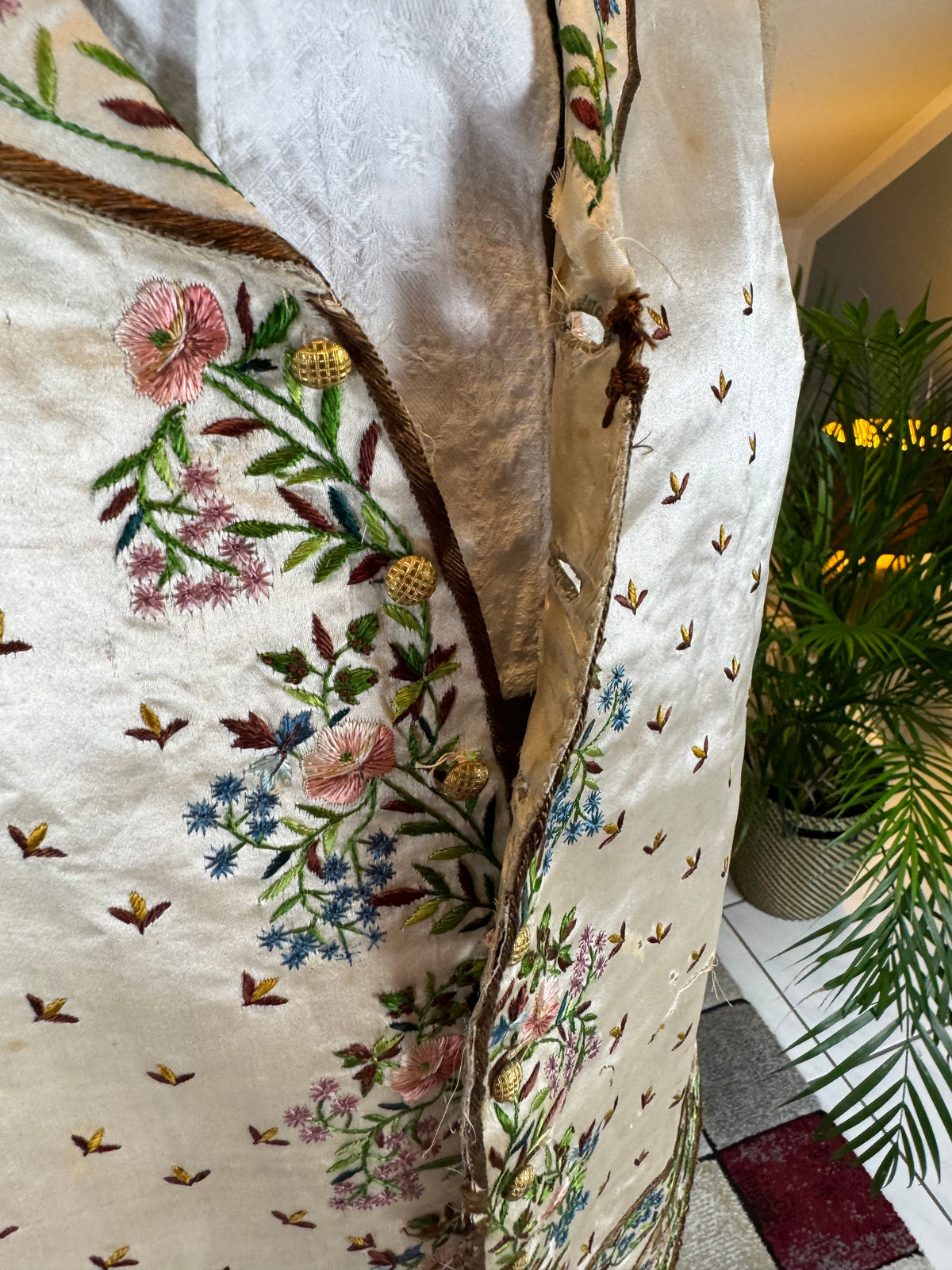 Antike Weste und blaue knielange Seidenhose, ca. 1790 – Besticktes florales Herrenensemble