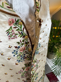 Antike Weste und blaue knielange Seidenhose, ca. 1790 – Besticktes florales Herrenensemble