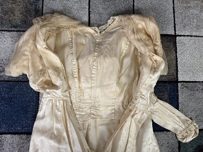 Antikes Hochzeitskleid aus der Titanic-Ära, ca. 1912