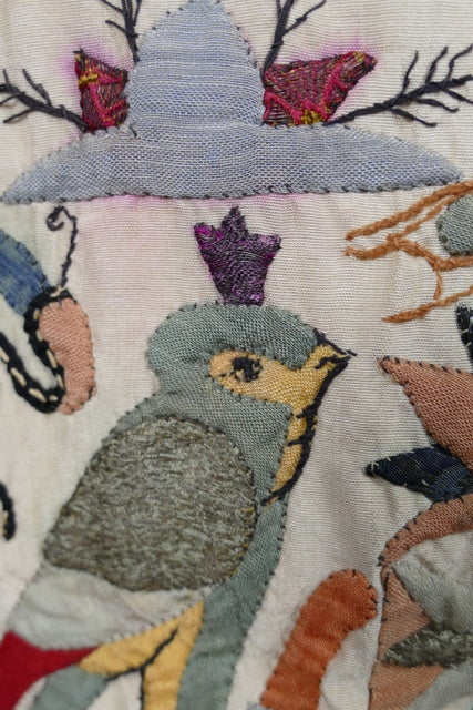 Ägyptische Revival Seidenjacke, ca. 1924 – Appliqué-Motive mit Sphinx, Skarabäus & Pyramide