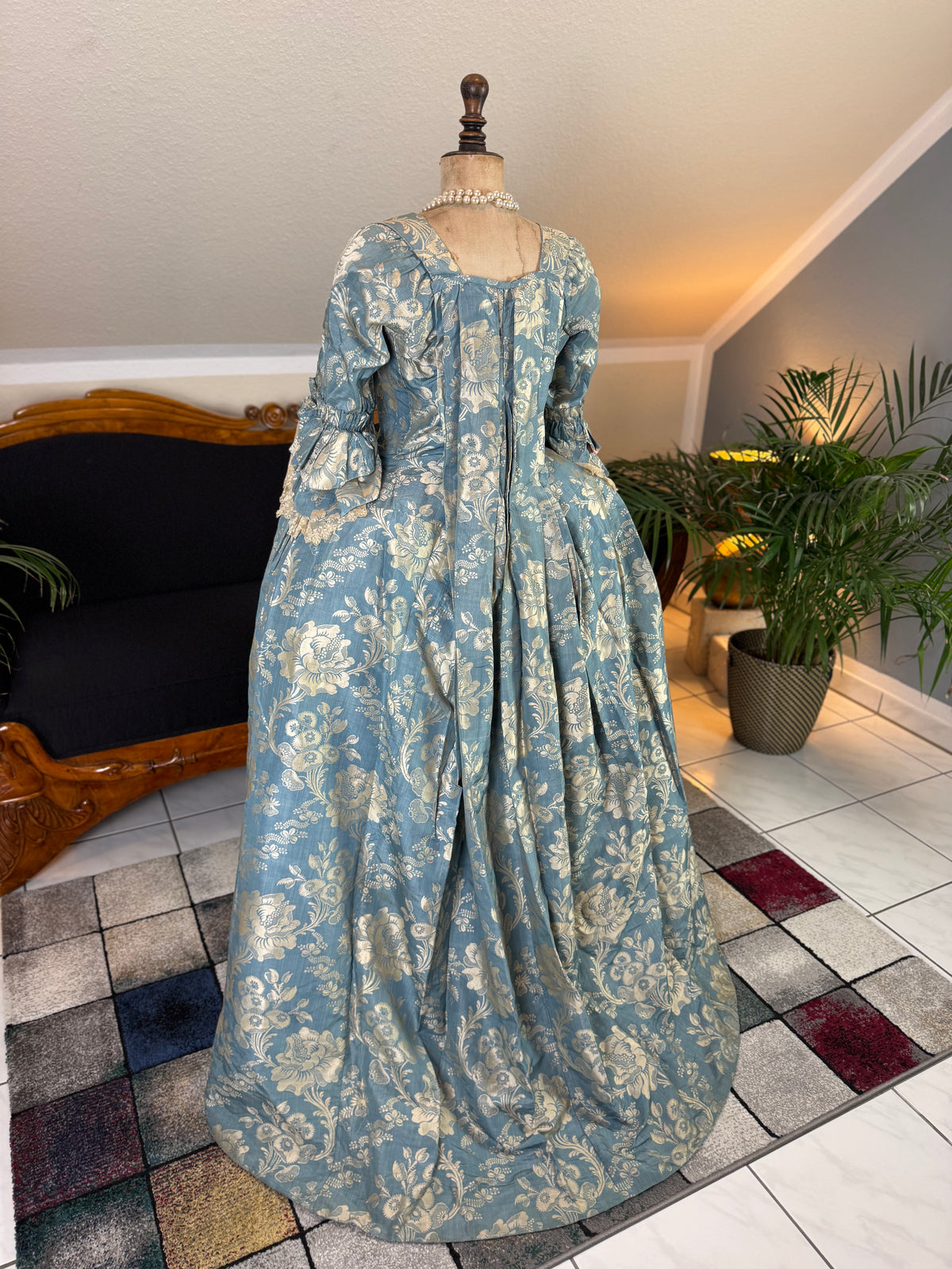 Robe à la Française aus blauem und cremefarbenem Seidendamast – authentisches Kleid aus dem 18. Jahrhundert, ca. 1770