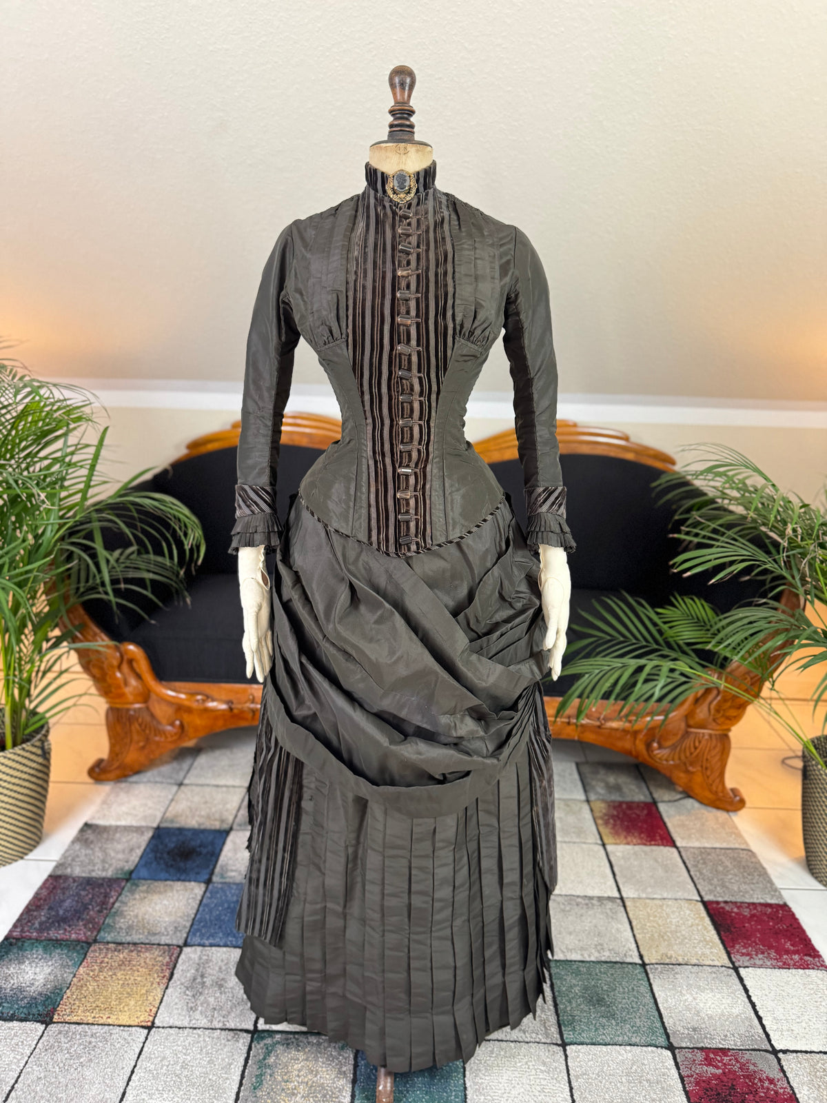Antikes viktorianisches Tournüren-Tageskleid – Satin & Samt, ca. 1880