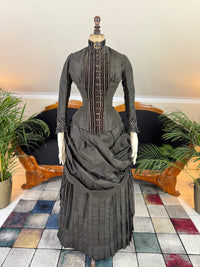 Antikes viktorianisches Tournüren-Tageskleid – Satin & Samt, ca. 1880