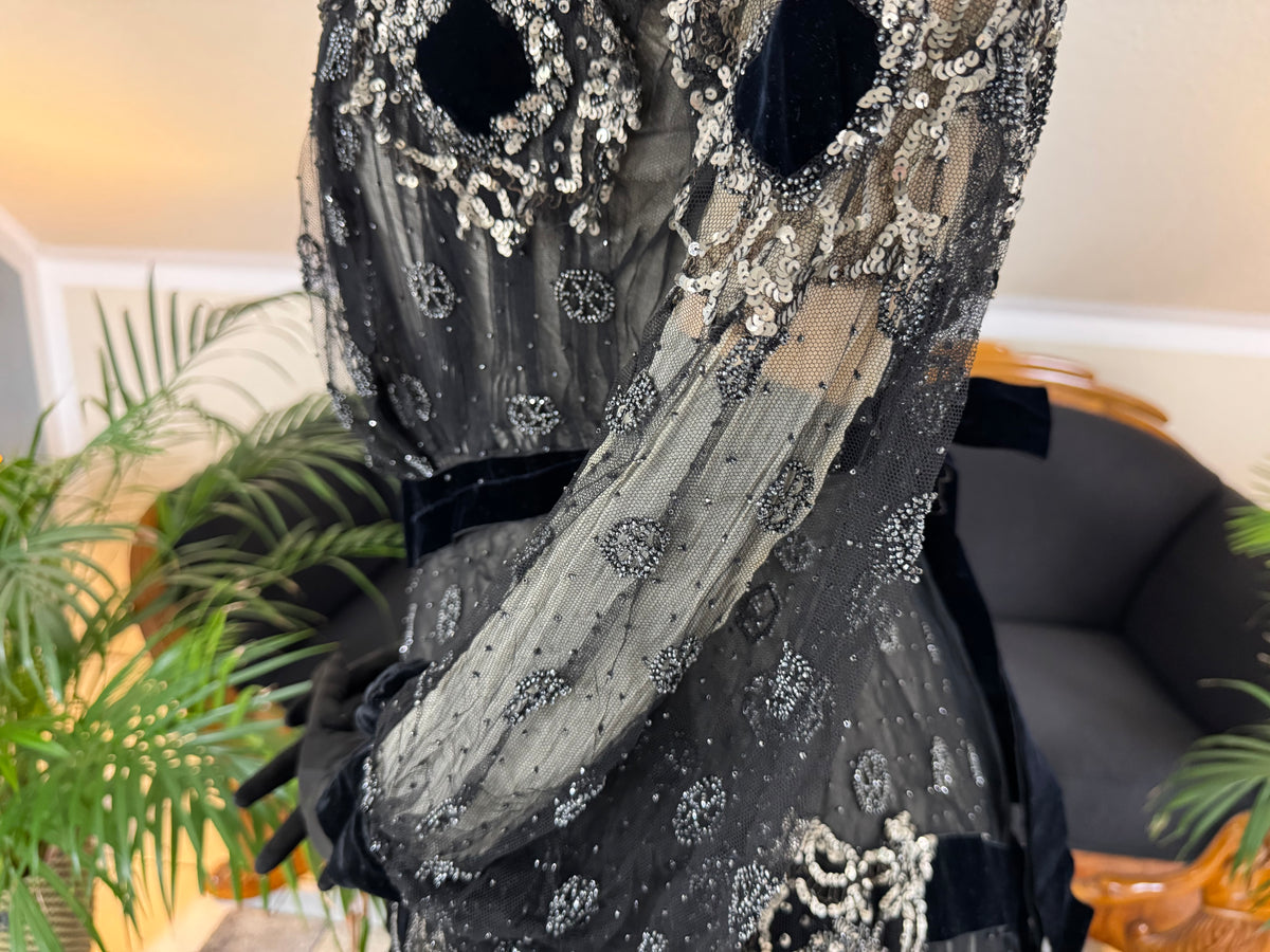 MARC WALTER Außergewöhnliches Abendkleid ca. 1904 – Pariser Couture-Meisterwerk aus Spitze, Tüll und Samt