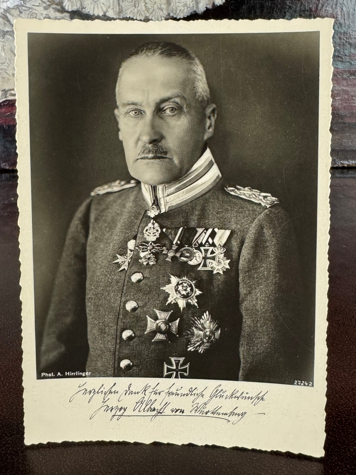 ROYAL Antikes Paar Spitzen-Taschentücher mit Toskana-Württemberg Doppelwappen aus der Aussteuer von Erzherzogin Maria Immakulata, um 1900