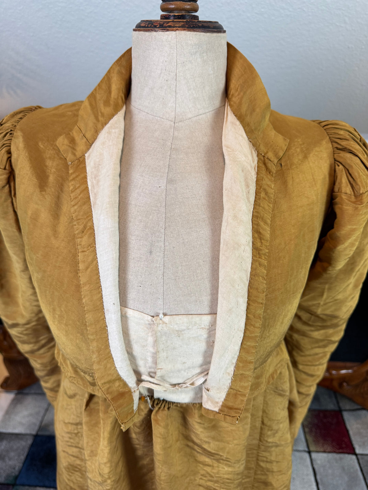 Antikes Regency-Kleid aus goldener Moiré-Seide, ca. 1815-1820