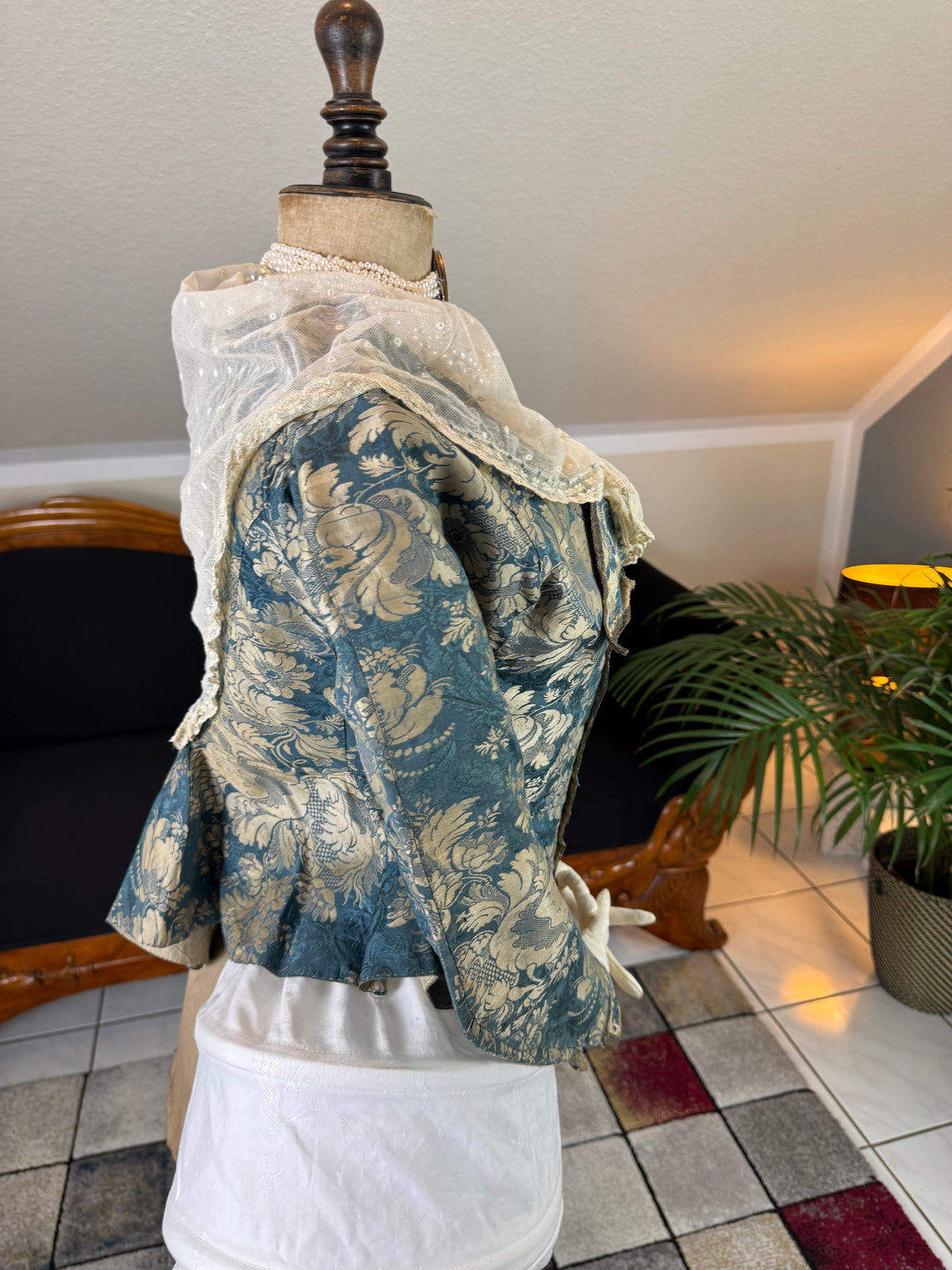 Rokoko Caraco 1750 – Blau-weiß geblümte Seide, Jacke im Reitstil