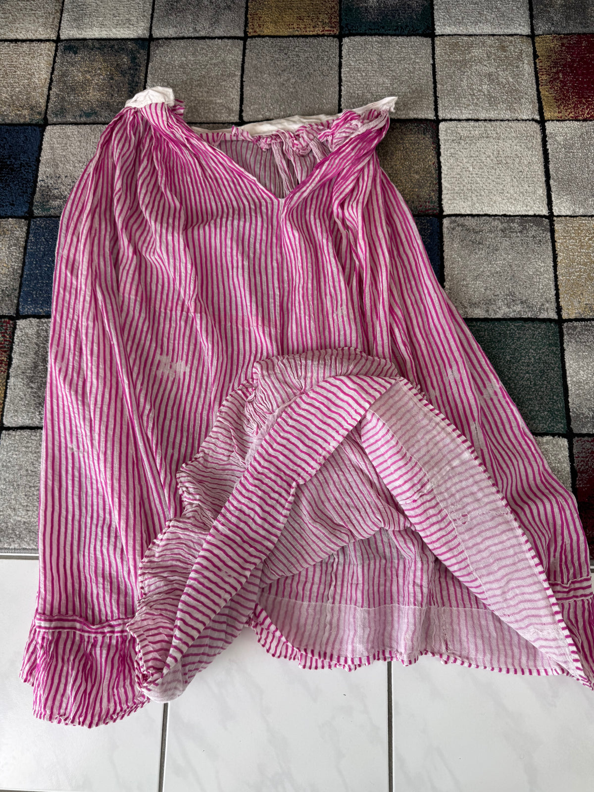 Sommerliche Eleganz einer jungen Dame – Antikes Kleid, ca. 1858
