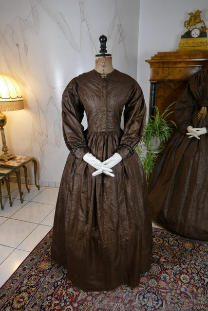 Antike Biedermeier Mutter-Tochter Moiré-Seiden-Nachmittagskleider, 1840er Jahre