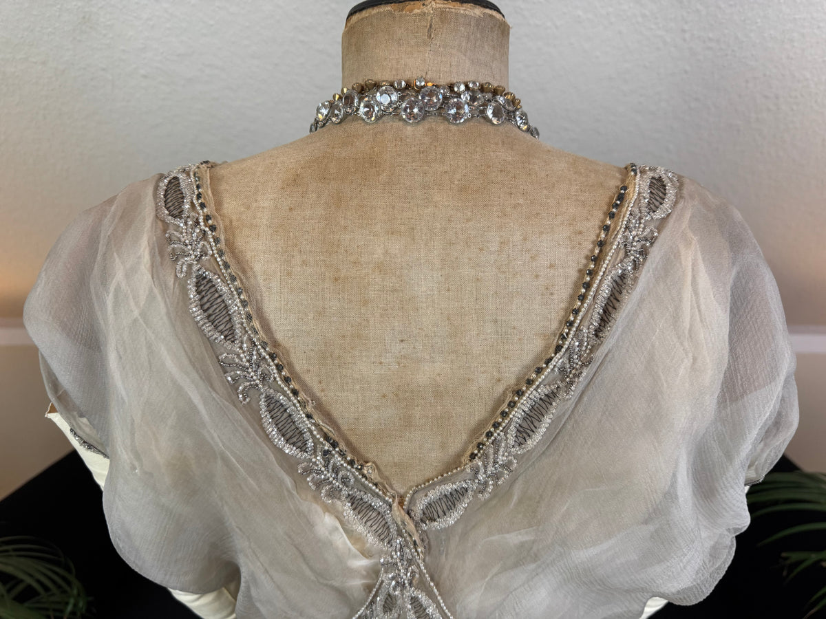 Antikes GUSTAVE BEER Abendkleid – Seidenchiffon &amp; Samt, Paris Couture ca. 1912