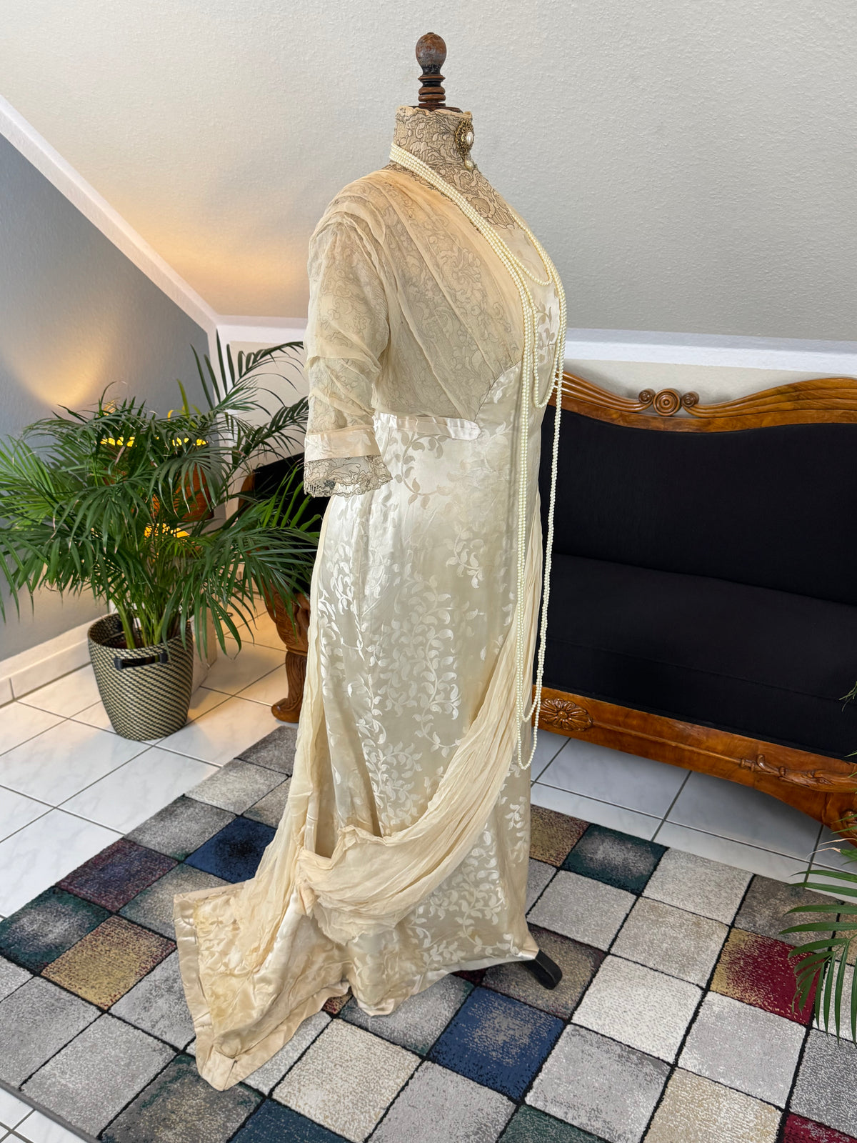 „Antique 1912 cream silk brocade evening dress with lace, crepe drapes and Lady Gillman provenance“