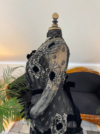 MARC WALTER Außergewöhnliches Abendkleid ca. 1904 – Pariser Couture-Meisterwerk aus Spitze, Tüll und Samt