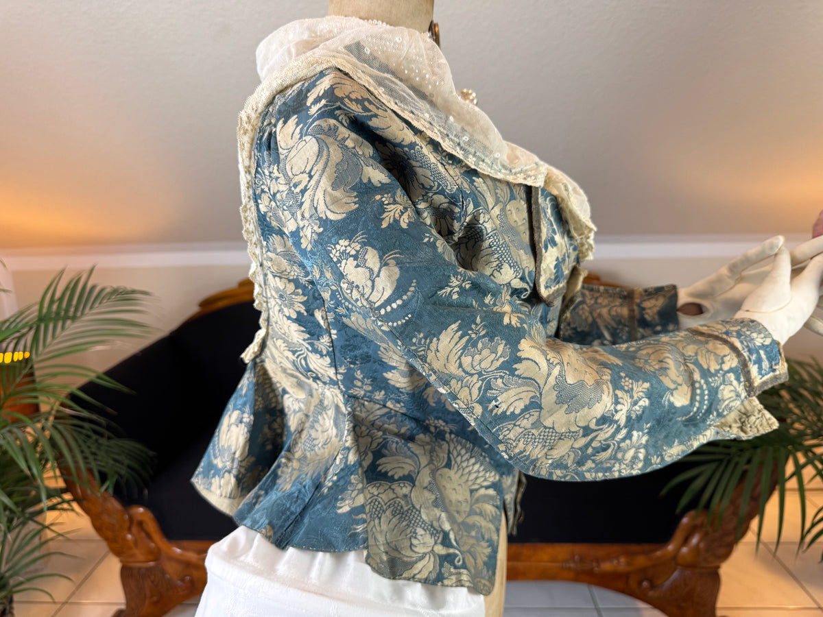 Rokoko Caraco 1750 – Blau-weiß geblümte Seide, Jacke im Reitstil