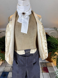 Antike Weste und blaue knielange Seidenhose, ca. 1790 – Besticktes florales Herrenensemble