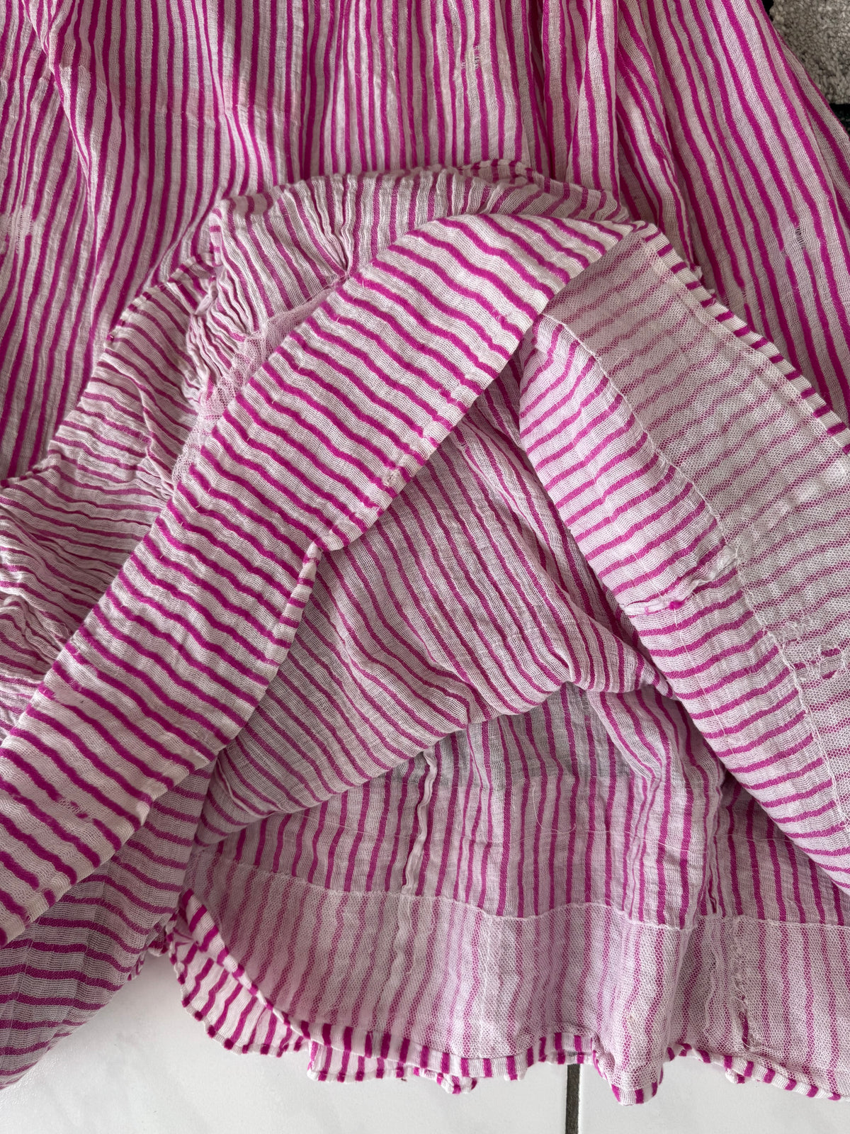 Sommerliche Eleganz einer jungen Dame – Antikes Kleid, ca. 1858