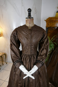 Antike Biedermeier Mutter-Tochter Moiré-Seiden-Nachmittagskleider, 1840er Jahre