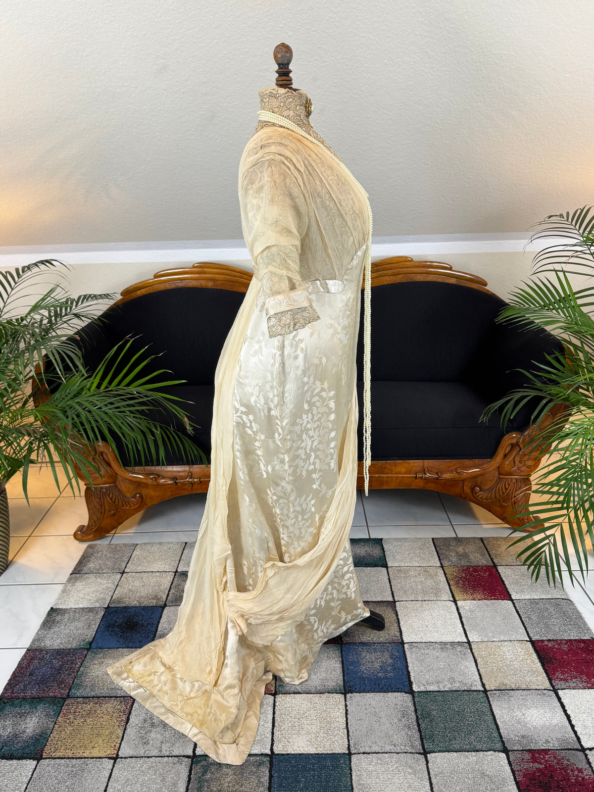 „Antique 1912 cream silk brocade evening dress with lace, crepe drapes and Lady Gillman provenance“