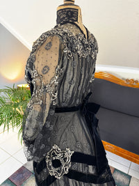 MARC WALTER Außergewöhnliches Abendkleid ca. 1904 – Pariser Couture-Meisterwerk aus Spitze, Tüll und Samt
