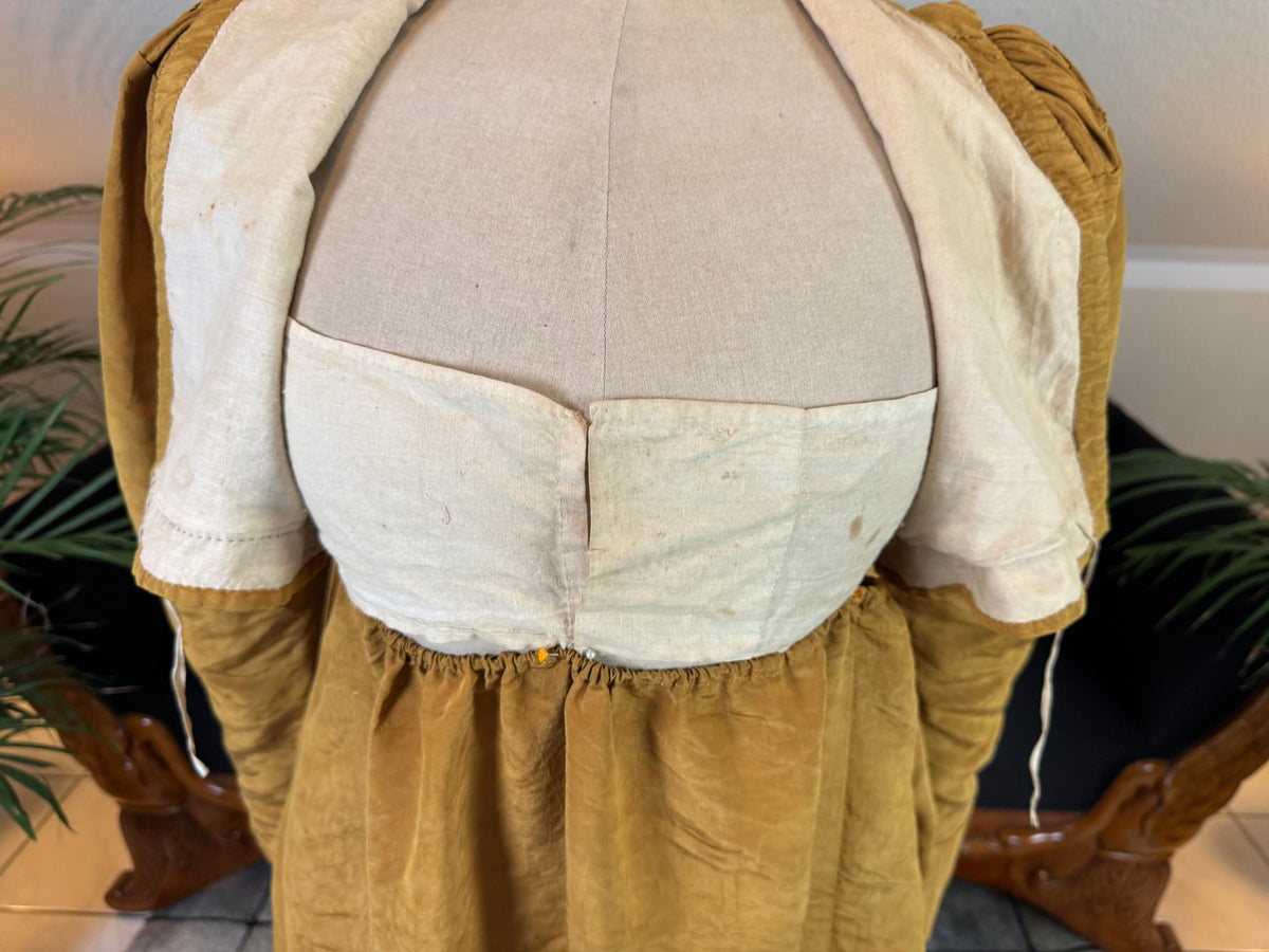 Antikes Regency-Kleid aus goldener Moiré-Seide, ca. 1815-1820