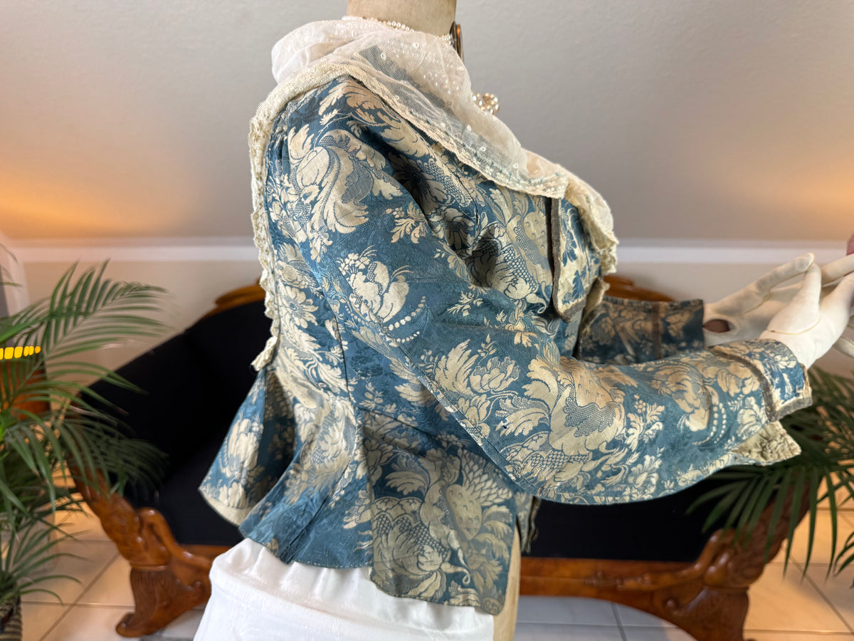 Rokoko Caraco 1750 – Blau-weiß geblümte Seide, Jacke im Reitstil