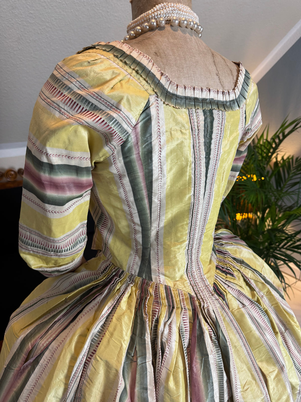 Eine Robe à l’Anglaise aus gelb, grün und pink gestreiftem Seidentaft, ca. 1770