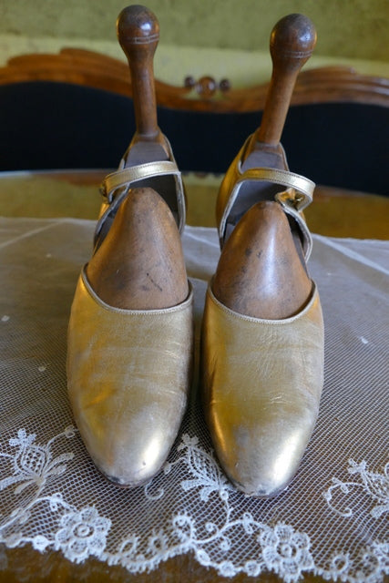 Antike goldene Ledertanzschuhe, ca. 1924