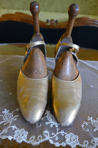 Antike goldene Ledertanzschuhe, ca. 1924