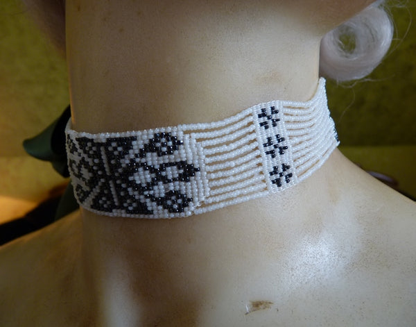 Collier blanc, vers 1910