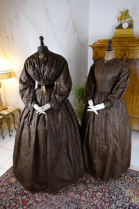 1840s Biedermeier mother‑daughter afternoon dresses in printed cotton with wide sleeves and fitted bodices, antique gowns