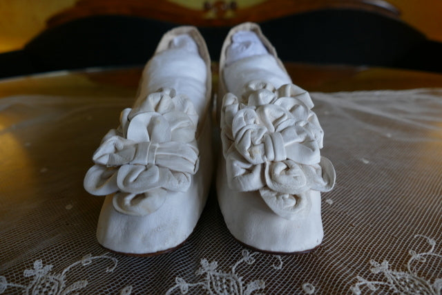 Antike Ziegenlederschuhe in Cremeweiß, ca. 1863–1870