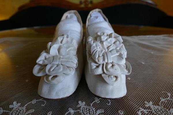 Chaussures en chevreau blanc antique, vers 1863-1870