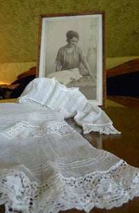 Taufkleid mit Originalfoto, England, ca. 1923 – Netz-Tüll & Spitze, Unterkleid aus Seide