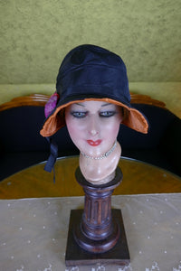 Schwarz-orangefarbene Glocke im Haubenstil, ca. 1926
