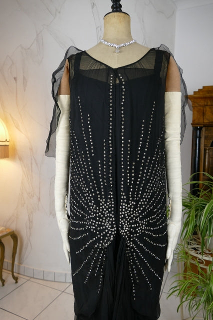 Antikes Abendkleid aus schwarzem Seidenchiffon mit Strasssteinen, ca. 1928