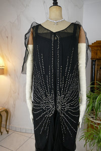 Antikes Abendkleid aus schwarzem Seidenchiffon mit Strasssteinen, ca. 1928