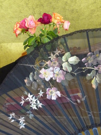 Faltfächer, bemalt mit lila und rosa Blumen, ca. 1895