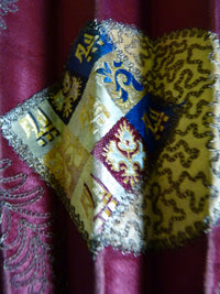 Faltfächer aus rotem Satin, ca. 1905