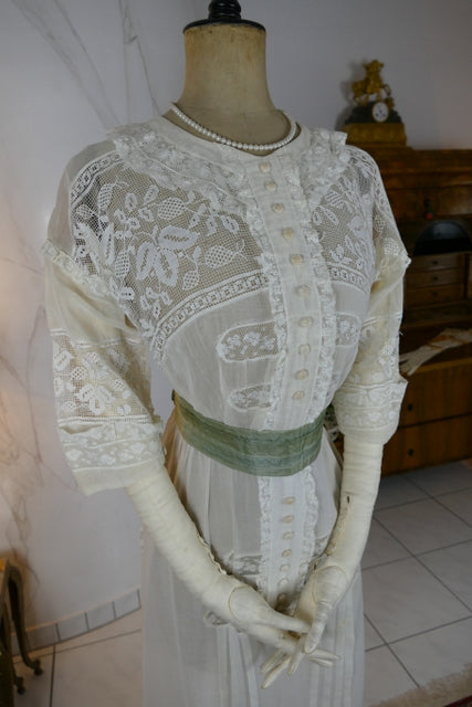 Antikes edwardianisches maltesisches Spitzen-Teekleid, ca. 1908