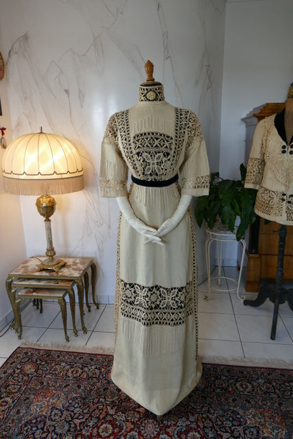 Edwardian linen walking ensemble, ca. 1906, two‑piece dress with jacket and decorative buttons, antique gown
