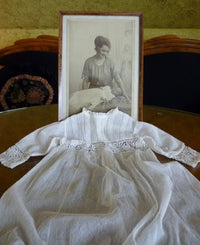 Taufkleid mit Originalfoto, England, ca. 1923 – Netz-Tüll & Spitze, Unterkleid aus Seide