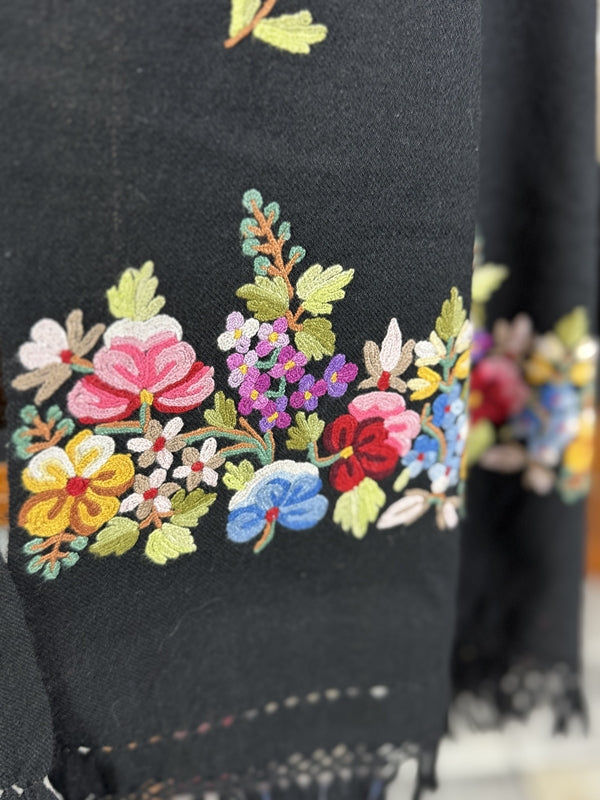 Wollschal mit gestickten Blumenmotiven, ca. 1900
