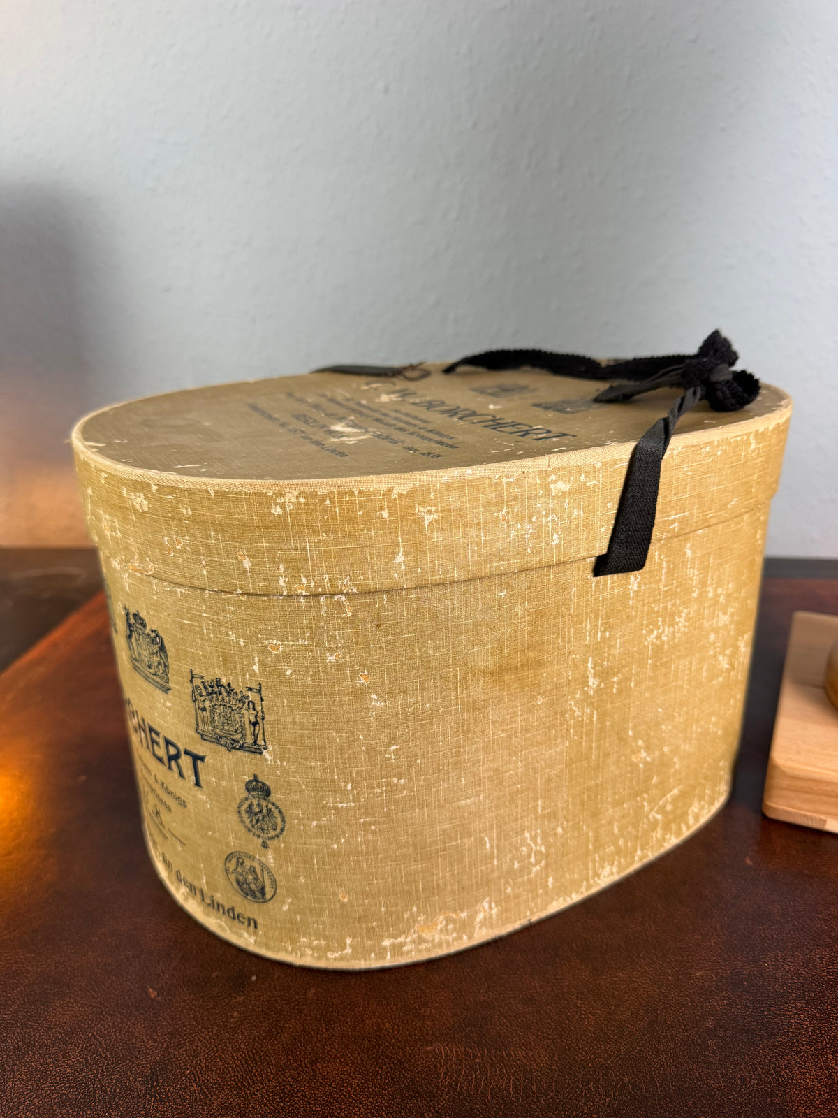 Rare C. W. Borchert Berlin antique hat box, oval form, court supplier, with recipient label
