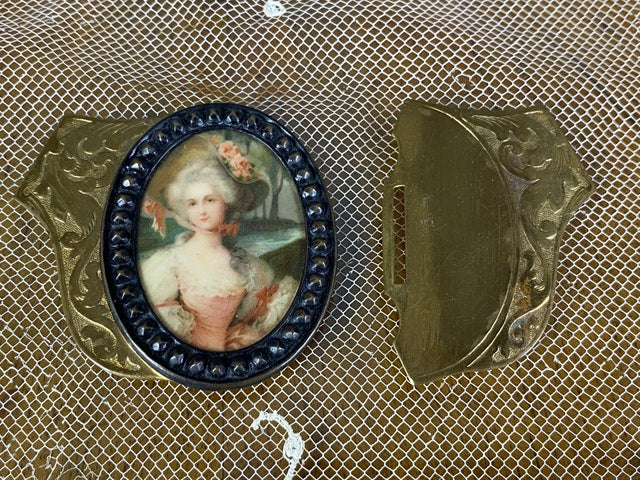Gürtelschnalle mit Rokoko-Dame, ca. 1890