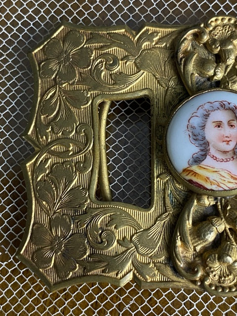 Gürtelschnalle mit barocker Dame, ca. 1890