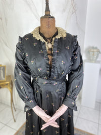 Antikes graues Seidenkleid mit Blumenmuster, ca. 1916