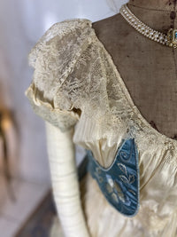 Abendkleid aus Chantilly und himmelblauem Satin, ca. 1914