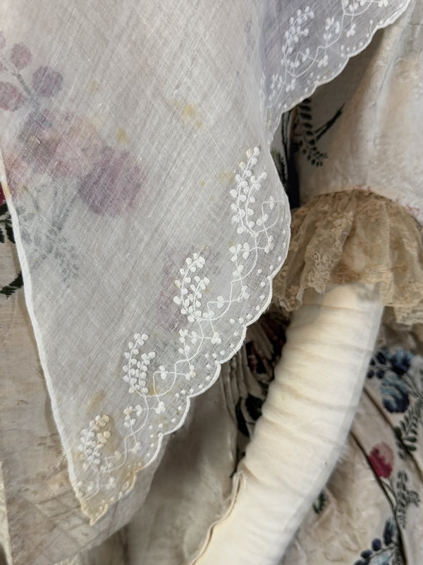 Rokokodamen-Musselin-Fichu-Schal, England, ca. 1785–1790