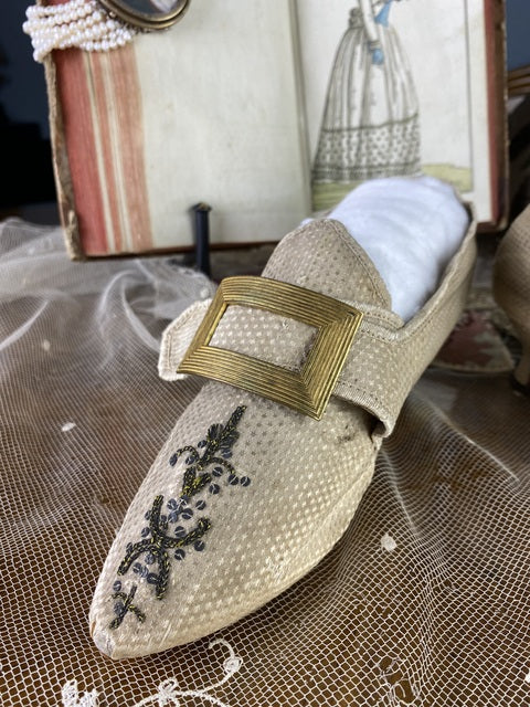 Bestickte Rokoko-Schuhe, ca. 1790
